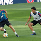 Jordi Alba controla el balón ayer con la selección.