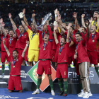 Los jugadores de la selección de Portugal celebran el título conseguido en el estadio Do Dragao de Oporto.
