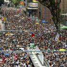 Centenars de milers de persones, ahir, a Hong Kong, durant la històrica marxa de protesta.