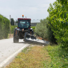 La Paeria desbroza márgenes de 26 kilómetros de caminos de l’Horta