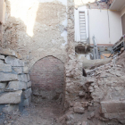 Imatge actual de l’habitatge afectat, l’arc i el nou mur.