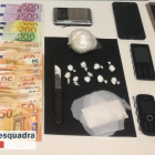 Imatge de la cocaïna confiscada, els diners, la bàscula de precisió i els mòbils.