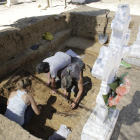 Vista de los trabajos de exhumación en la fosa localizada en el cementerio de Alguaire. 