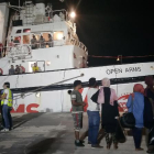 Llegada al puerto del barco que rescató 160 inmigrantes en verano.