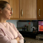 La madre de Marta ante un vídeo de la Comunión de su hija.
