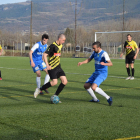 Un jugador del Rialp mantiene la posesión del balón ante el acoso de dos rivales.