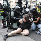 La Policía detiene a uno de los manifestantes.
