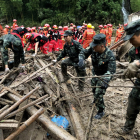 Militares chinos trabajando en las tareas de desescombro.