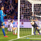 Courtois observa un dels dos gols que li van ser anul·lats al Valladolid a la primera part.
