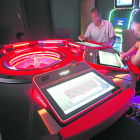 Imagen de dos personas en una sala de juegos.