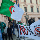 La manifestación de argelinos ayer en Lleida, delante de la subdelegación del Gobierno. 