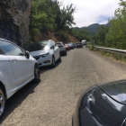 Invasió de cotxes a la carretera local de Sant Esteve de la Sarga per arribar a Mont-rebei.