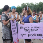Imatge d’un grup de manifestants amb pancartes a la concentració de Cambrils ahir.