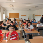 Estudiantes en el interior de los módulos acondicionados como nuevo instituto de Mollerussa.