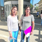 Mari Valle y Mari Luz Moreno, ayer ante las puertas de los juzgados de Lleida. 
