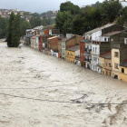 El río Clariano desbordado a su paso por el barrio de La Cantereria de la localidad valenciana de Ontinyent, ayer por la mañana.