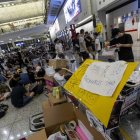 Cientos de viajeros se han quedado varados en el aeropuerto de Hong Kong tras la cancelación de todos lo vuelos salientes y entrantes.