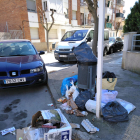 Les escombraries s’acumulen al voltant de papereres.