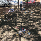 Vecinos denuncian que hace una semana que no se limpia una plaza delante del CAP Onze de Setembre.