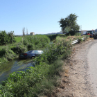 Imagen del coche en el interior del canal de riego. 