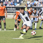 Éder Díez lanzando un penalti la pasada temporada en las filas del CD Badajoz.