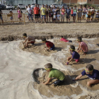 Arrebossats de fang, nens i adults competiran per endur-se el triomf en la prova.