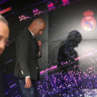 Zidane, ahir abans de la roda de premsa, amb Florentino davant.