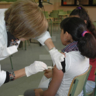 Vacunación a niñas contra el virus del papiloma humano.
