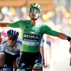 L’eslovac Peter Sagan estén els braços a l’arribar com a vencedor a la línia de meta.