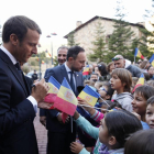 Macron recorrió las siete parroquias durante su visita a Andorra. En la imagen, firmando autógrafos.