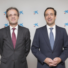 El presidente de CaixaBank, Jordi Gual, con Gonzalo Cortázar.