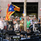 Los manifestantes que se reunieron ayer ante la sede de ERC clamando por un pacto soberanista en la diputación de Barcelona.