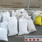 Imagen de los sacos de almendras que los Mossos han recuperado. 