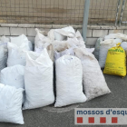 Imatge dels sacs d’ametlles que els Mossos han recuperat.