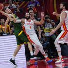 Ricky Rubio y Marc Gasol intentan arrebatar el balón al australiano Nic Kay.