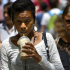 Detectan más riesgo de muerte prematura en mujeres que toman bebidas azucaradas