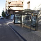 L’agressió es va produir dimecres a les 11.00 en aquesta parada de bus de l’avinguda Prat de la Riba.