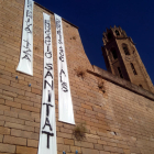 Pengen tres pancartes a la Seu Vella de Lleida contra la 'Llei Aragonès'