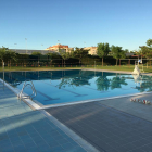Imatge presa ahir a la piscina en la qual gairebé s’ofega un nen de 8 anys a Alcarràs.
