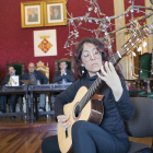 La guitarrista Maria Ribera va posar ahir la música a la presentació.