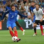 Griezmann llança un penal en un partit amb la selecció francesa.