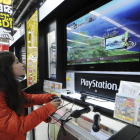 Una usuaria prueba un videojuego de PlayStation. 