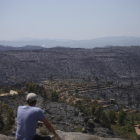 Un vecino de Llardecans contemplando las consecuencias del gran incendio de Ribera d’Ebre y Ponent. 