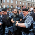 La policia russa s’emporta detingut un dels manifestants.