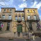 En Lleida  -  Algunos edificios de la Generalitat en Lleida todavía lucían ayer símbolos por la libertad de los líderes independentistas encarcelados como el de la delegación de Cultura, en la imagen, ubicada en la Rambla d’Aragó. Asimismo, ...