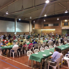 Cerca de 400 personas se reunieron ayer en la sala polivalente de Almacelles en la cena solidaria. 