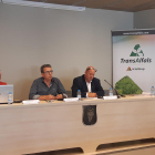 Adolfo Pérez, vicepresident de Transalfals; Joan Talarn, alcalde de Bellvís, i Marcel·lí Piró, president de Transalfals, ahir a l’assemblea.