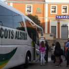 Un autocar va recollir ahir a Tàrrega els viatgers que esperaven el tren de Cervera a Lleida.
