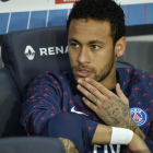 Neymar, en el banquillo de su todavía club, el PSG.