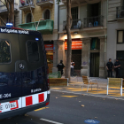 Mossos, ahir davant d’un edifici al carrer Comte Borrell, en una operació contra els narcopisos.